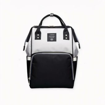 Una borsa per pannolini trapuntata elegante e moderna per le mamme alla moda. Questo pratico zaino ha molte tasche ed è impermeabile. Ha una tasca esterna per le salviette con una piccola fessura per poterle estrarre direttamente dalla tasca.