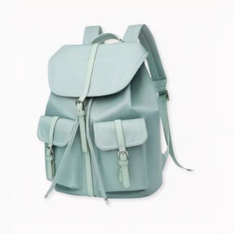 Scopra questo zaino da donna in stile vintage, tanto bello quanto pratico. Realizzato in nylon, è impermeabile e molto leggero. Inoltre, grazie alla sua capienza, può inserire facilmente un computer, un tablet o anche qualche libro.