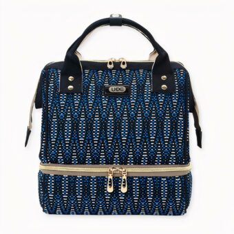 Questo zaino con tasca isolata è fatto per la mamma moderna. La borsa ha una tasca inferiore isolata e molteplici tasche interne per trasportare tutto il necessario per il suo bambino. La borsa include anche un'interfaccia USB per collegare il suo telefono a una batteria esterna.