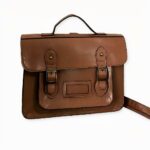 Un magnifico zaino vintage a cartella, proprio come le vecchie cartelle o le valigette degli uomini d'affari. Questa borsa può essere indossata sulla schiena, in mano o come borsa a spalla grazie alla sua tracolla rimovibile e regolabile.