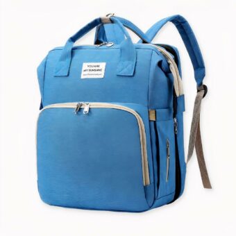 Questo rivoluzionario zaino per pannolini si trasforma in un pannolino per il cambio del suo bambino. Ora può sdraiare il suo bambino in qualsiasi momento e cambiarlo ovunque. Questa borsa ha molte tasche e tre tasche per il biberon sul davanti, con isolamento per mantenere la temperatura bassa. La borsa è impermeabile e l'intera fodera rimovibile è lavabile.