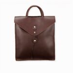 Uno zaino a busta che si chiude come una busta vintage. Una borsa dal look retrò ma moderno. Questa borsa può essere portata a mano, a tracolla o indossata come uno zaino, grazie agli spallacci rimovibili e regolabili.