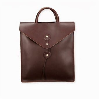Uno zaino a busta che si chiude come una busta vintage. Una borsa dal look retrò ma moderno. Questa borsa può essere portata a mano, a tracolla o indossata come uno zaino, grazie agli spallacci rimovibili e regolabili.