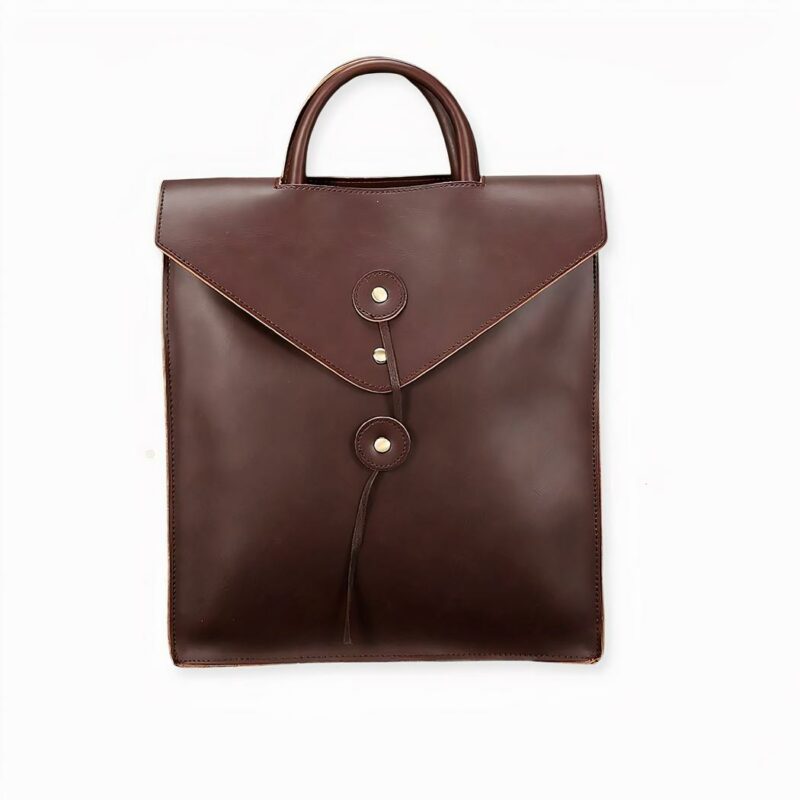 Uno zaino a busta che si chiude come una busta vintage. Una borsa dal look retrò ma moderno. Questa borsa può essere portata a mano, a tracolla o indossata come uno zaino, grazie agli spallacci rimovibili e regolabili.