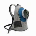 Scopra questo elegante zaino trasportatore per animali domestici, che le permetterà di trasportare il suo compagno in tutta sicurezza. Questa borsa è adatta a gatti e cani fino a 6 kg di peso. La cinghia scorrevole si adatta alle dimensioni del collo del suo animale per una vestibilità sicura.