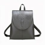 Scopra questo elegante zaino da donna iridescente, che aggiungerà stile a tutti i suoi outfit quotidiani. Realizzato in similpelle iridescente, il suo design strutturato e la sua capacità rendono questa borsa un compagno ideale per la donna attiva di oggi.