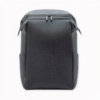 Scopra questo zaino strutturato minimalista dal design elegante e strutturato, ideale per l'uso quotidiano: al lavoro, a scuola o anche per andare in palestra. La sua grande capacità di 20 litri le consente di portare con sé tutto il necessario, compreso il suo computer (fino a 15 pollici).