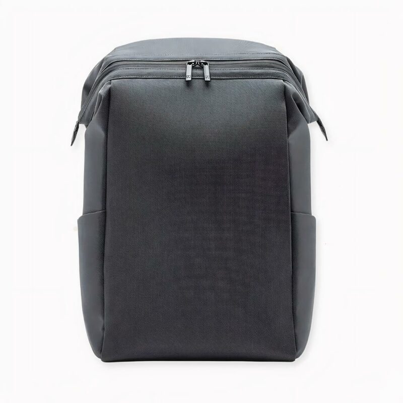 Scopra questo zaino strutturato minimalista dal design elegante e strutturato, ideale per l'uso quotidiano: al lavoro, a scuola o anche per andare in palestra. La sua grande capacità di 20 litri le consente di portare con sé tutto il necessario, compreso il suo computer (fino a 15 pollici).