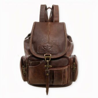Un piccolo zaino in ecopelle in stile vintage. Questa borsa è dotata di molteplici tasche frontali e di due tasche con cerniera sui lati e una sul retro.