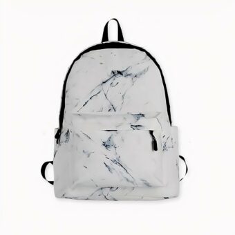 Uno zaino effetto marmo per un look ultramoderno e di design. Uno scomparto principale, una tasca frontale con cerniera e due piccole tasche laterali. Una borsa per la scuola, lo sport o i viaggi, per portare con sé tutto il necessario con stile.
