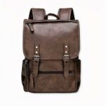 Uno zaino in similpelle con tasche multiple. Questa borsa ha un ampio scomparto interno che può contenere un computer portatile e due piccole tasche. All'esterno della borsa ci sono due tasche frontali e una tasca sulla patta.