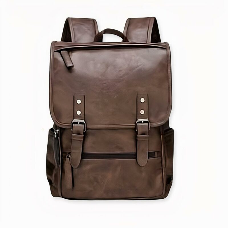 Uno zaino in similpelle con tasche multiple. Questa borsa ha un ampio scomparto interno che può contenere un computer portatile e due piccole tasche. All'esterno della borsa ci sono due tasche frontali e una tasca sulla patta.