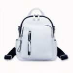 Un piccolo zaino in similpelle di alta qualità. Questa borsa sportiva dal design moderno e superbo le sarà molto utile. Con le sue numerose tasche, sarà in grado di portare tutto ciò che le serve sulla schiena.