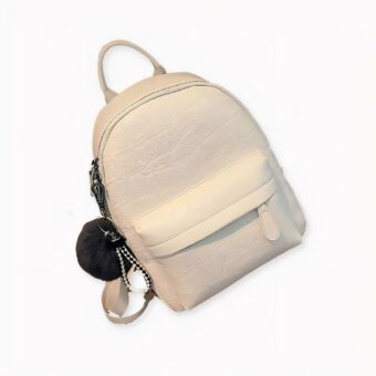 Un piccolo zaino in similpelle disponibile in due misure. Questa piccola borsa alla moda ha uno scomparto principale, una tasca frontale e una tasca posteriore. Un piccolo pompon in pelliccia sintetica pende dalla cerniera per aggiungere il tocco finale allo stile di questa borsa.