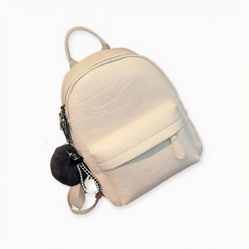 Un piccolo zaino in similpelle disponibile in due misure. Questa piccola borsa alla moda ha uno scomparto principale, una tasca frontale e una tasca posteriore. Un piccolo pompon in pelliccia sintetica pende dalla cerniera per aggiungere il tocco finale allo stile di questa borsa.