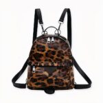 Un piccolo zaino alla moda in similpelle con stampa leopardo. Questa pratica borsetta le permetterà di portare con sé l'essenziale per la giornata. Da indossare a tracolla o come zaino, aggiungerà il tocco finale al suo stile.