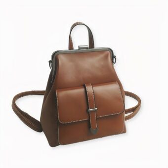 Questo zaino da donna in similpelle marrone in stile vintage è tanto bello quanto pratico. Realizzato in similpelle, ha un aspetto elegante. La chiusura a portafoglio aggiunge un tocco di originalità. Grazie ai suoi manici modulari, può indossarlo sulla schiena, a tracolla, a mano o a spalla. Aggiungerà sicuramente un tocco raffinato a qualsiasi abbigliamento!