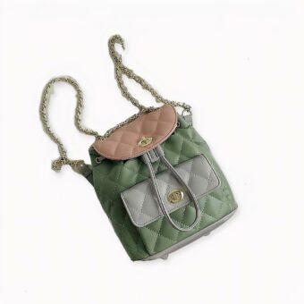 Scopra questo elegante zaino trapuntato piccolo da donna, tanto pratico quanto grazioso, che aggiungerà un tocco decisamente chic e alla moda a tutti i suoi outfit. Un must-have per tutte coloro che desiderano uno zaino delicato e femminile.