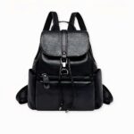 Scopra questo zaino da donna in similpelle nera in stile vintage, tanto bello quanto pratico. Realizzato in similpelle, ha un aspetto elegante. Inoltre, grazie alla sua capienza, può inserire facilmente un tablet o alcuni libri. Aggiungerà sicuramente stile a qualsiasi abbigliamento.