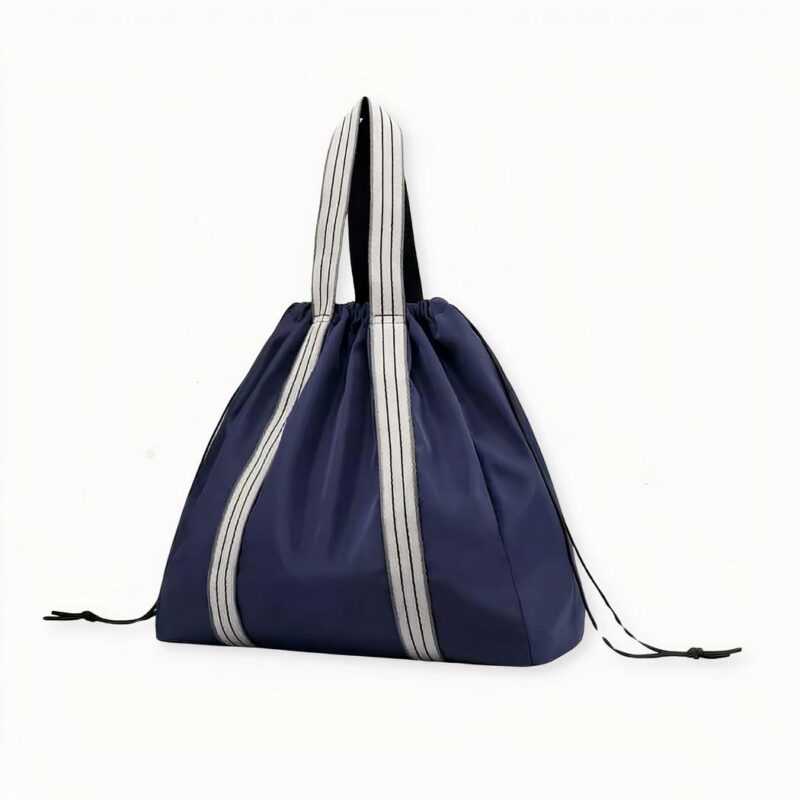 Uno zaino sportivo per lo yoga moderno e snello. Questa borsa è impermeabile grazie al suo tessuto di nylon ed è leggera come una piuma. Questa borsa ha molto spazio per tutti i suoi attrezzi sportivi. La borsa si chiude con coulisse.