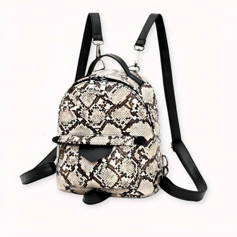 Un piccolo zaino alla moda in similpelle di serpente. Questa pratica borsetta le permetterà di portare con sé tutto il necessario per la giornata. Da indossare a tracolla o come zaino, aggiungerà sicuramente il tocco finale al suo stile.