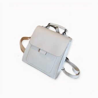 Scopra questo piccolo ed elegante zaino da donna, l'accessorio essenziale per chi è sempre in movimento. Il suo stile minimalista e ordinato lo rende facile da abbinare a qualsiasi abbigliamento. Grazie alle sue maniglie modulari, può portarlo sulla schiena o sulla spalla.