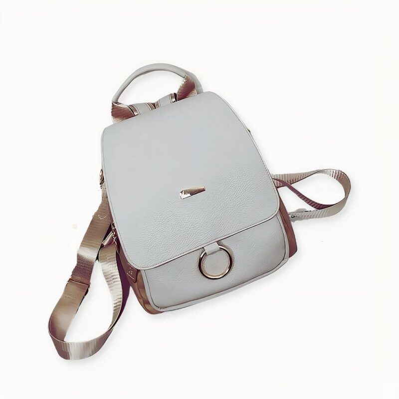 Questo zaino vintage in ecopelle diventerà la sua borsa preferita e si abbinerà a tutti i suoi look. La borsa presenta una grande tasca con cerniera, una piccola tasca frontale e una tasca posteriore.