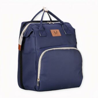 Scopra questa borsa fasciatoio convertibile per il cambio del pannolino del suo bambino. Ora può sdraiarlo quando vuole e cambiarlo ovunque. Questa borsa ha molte tasche e tre tasche per biberon sul davanti, con isolamento per mantenere la temperatura bassa. Questa incredibile borsa è leggera, pesa meno di un chilo, quindi può portarla facilmente con sé.