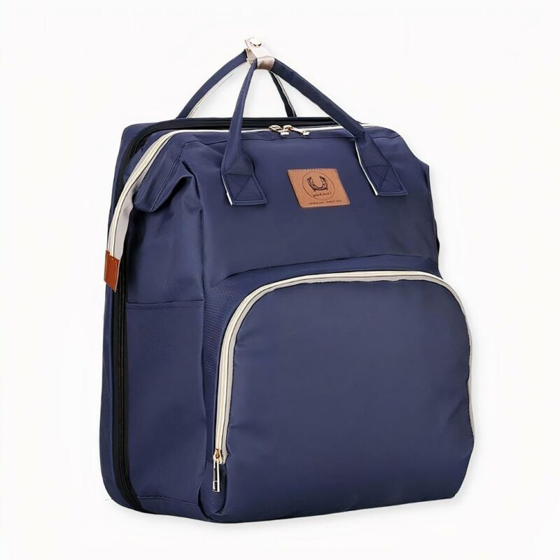 Scopra questa borsa fasciatoio convertibile per il cambio del pannolino del suo bambino. Ora può sdraiarlo quando vuole e cambiarlo ovunque. Questa borsa ha molte tasche e tre tasche per biberon sul davanti, con isolamento per mantenere la temperatura bassa. Questa incredibile borsa è leggera, pesa meno di un chilo, quindi può portarla facilmente con sé.