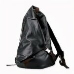 Zaino in morbida similpelle nera con sfondo bianco