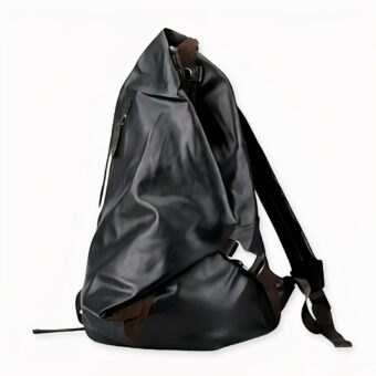 Zaino in morbida similpelle nera con sfondo bianco