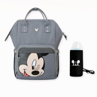 Si lasci conquistare dal fascino di questa graziosa borsa fasciatoio con motivo di Topolino. Uno zaino grande e multifunzionale con 12 tasche per trasportare tutti gli oggetti essenziali del suo piccolo. Le sue uscite con il bambino saranno ancora più piacevoli con questa borsa.