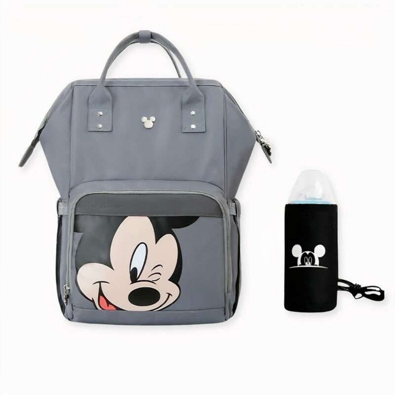 Si lasci conquistare dal fascino di questa graziosa borsa fasciatoio con motivo di Topolino. Uno zaino grande e multifunzionale con 12 tasche per trasportare tutti gli oggetti essenziali del suo piccolo. Le sue uscite con il bambino saranno ancora più piacevoli con questa borsa.