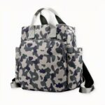 Il design della borsa comprende un'ampia tasca principale con chiusura a zip, oltre a una tasca frontale con zip e una tasca posteriore per riporre ulteriori oggetti. Gli spallacci sono regolabili e comodi, per facilitare il trasporto da parte dei genitori.
