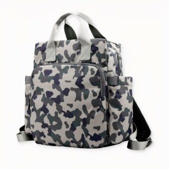 Il design della borsa comprende un'ampia tasca principale con chiusura a zip, oltre a una tasca frontale con zip e una tasca posteriore per riporre ulteriori oggetti. Gli spallacci sono regolabili e comodi, per facilitare il trasporto da parte dei genitori.