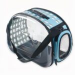 Questa borsa trasparente per cani e gatti è la soluzione ideale per portare a spasso il suo cane o gatto. Grazie ai suoi lati trasparenti, il suo compagno potrà vedere il mondo esterno durante la passeggiata. I numerosi fori aiuteranno il suo animale a respirare facilmente all'interno della borsa.