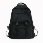 Questo grande zaino nero è l'accessorio ideale per le donne o le adolescenti che portano con sé molte cose ogni giorno. Multitasche e di grande capacità, questo zaino in nylon le permette di portare con sé tutto il necessario per il lavoro o la scuola. Libri, tablet, computer portatile... metta tutto quello che le serve in questo zaino da donna.
