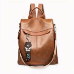 Un grazioso zaino da donna multifunzionale che combina perfettamente eleganza e praticità. Porti questo zaino in similpelle durante i suoi spostamenti quotidiani. Che stia andando a scuola o al lavoro, questa borsa multifunzionale le permetterà di portare con sé tutti gli elementi essenziali. Tablet, libri, smartphone... il suo scomparto principale e le sue tasche le permetteranno di portare tutto.
