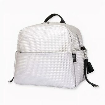È difficile resistere al fascino di questo zaino trendy ed elegante per la mamma. Lo metta sulla schiena e parta per un viaggio o una passeggiata con il suo bambino. Oltre a valorizzare il suo look, questa borsa per pannolini renderà più facile trasportare le cose del suo piccolo.