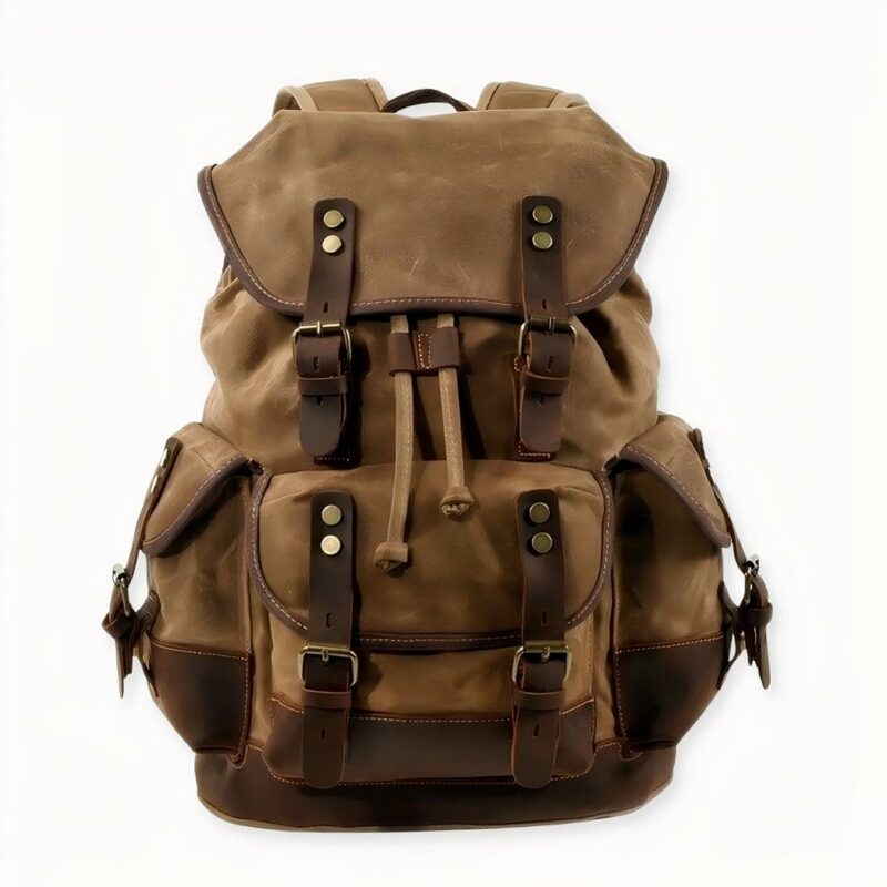 Il nostro zaino vintage è un accessorio da viaggio estremamente utile. Può utilizzarlo per trasportare vestiti, scarpe, libri e molto altro. Questa grande borsa è dotata di un'ampia tasca principale con cerniera, in cui può riporre tutto il necessario per il suo soggiorno al sole.