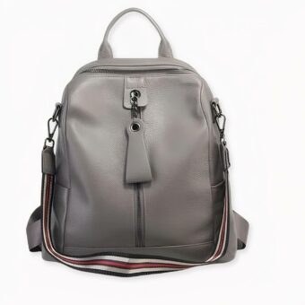Lo zaino da donna ideale per le fashioniste! Scelga questo zaino in pelle da abbinare ad un abbigliamento elegante o cool. Ideale per la scuola, il lavoro o i viaggi, questo zaino sarà perfetto per trasportare tutti i suoi elementi essenziali. È disponibile in quattro colori diversi.