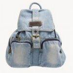 Le presentiamo il nostro bellissimo zaino in simil denim. Uno zaino vintage con un colore chiaro e un interno in tela di cotone. È la combinazione perfetta di comfort, capacità e stile! Sarà perfetto per trasportare tutto il necessario per la sua giornata in un elegante zaino autentico.   Zaino disponibile in 2 colori.