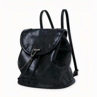 Si lasci sedurre da questo zaino da donna in morbida ecopelle. È leggero, comodo e la aiuterà a trasportare tutti i suoi piccoli elementi essenziali quotidiani. Aggiungerà il tocco finale al suo stile chic ed elegante.