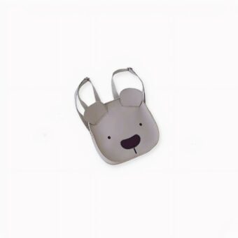Il suo bambino o la sua bambina adoreranno andare a scuola con questo adorabile zaino a forma di orso per bambini. Un simpatico zaino da cartone animato che gli strapperà un sorriso ogni volta che lo indosserà. Disponibile in tre colori diversi, questo zaino scolastico per bambini sarà perfetto per i piccoli principi e principesse.