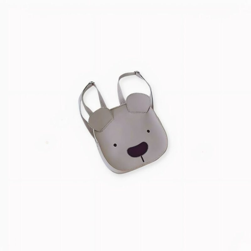 Il suo bambino o la sua bambina adoreranno andare a scuola con questo adorabile zaino a forma di orso per bambini. Un simpatico zaino da cartone animato che gli strapperà un sorriso ogni volta che lo indosserà. Disponibile in tre colori diversi, questo zaino scolastico per bambini sarà perfetto per i piccoli principi e principesse.