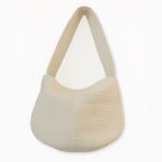 La nostra nuovissima borsa a tracolla per cuccioli e gattini le permette di portare il suo fedele compagno ovunque! Ideale per quelle piccole palle di pelo che si stancano così rapidamente.