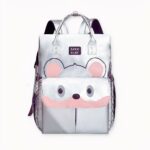 Una simpatica borsa per pannolini con un motivo a procione che renderà la vita più facile alle mamme che amano le passeggiate. Le passeggiate con il suo piccolo saranno ancora più comode grazie a questo zaino con un ampio scomparto e tasche multiple per tutti gli oggetti essenziali del suo bambino.