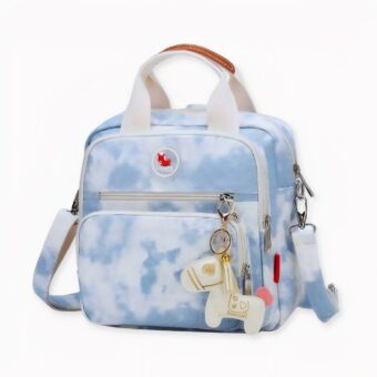 Questo grazioso zaino è perfetto per accompagnare le giovani mamme nelle uscite con il bambino. Compatto ed elegante, occupa pochissimo spazio ed è facile da trasportare per la cura del bambino. Questa borsa per pannolini è disponibile in una gamma di colori. Scelga quello che più si adatta al suo stile.