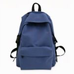 È difficile non amare questo grazioso zaino quando si veste in modo cool! Indossi questa borsa per completare il suo abbigliamento. È perfetta per aggiungere un tocco casual al suo look. Ma non è tutto! Questo zaino in nylon è pratico sia per la scuola che per il lavoro. Grazie al suo ampio scomparto interno, potrà portare con sé tutto ciò di cui ha bisogno quotidianamente. Libri, quaderni, computer... tutto troverà posto in questo zaino impermeabile.