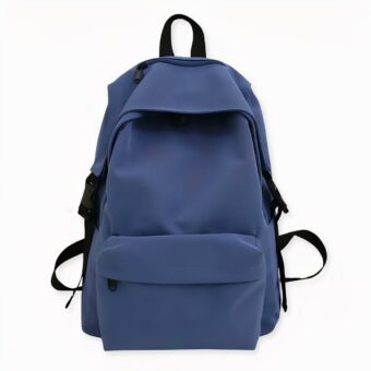 È difficile non amare questo grazioso zaino quando si veste in modo cool! Indossi questa borsa per completare il suo abbigliamento. È perfetta per aggiungere un tocco casual al suo look. Ma non è tutto! Questo zaino in nylon è pratico sia per la scuola che per il lavoro. Grazie al suo ampio scomparto interno, potrà portare con sé tutto ciò di cui ha bisogno quotidianamente. Libri, quaderni, computer... tutto troverà posto in questo zaino impermeabile.